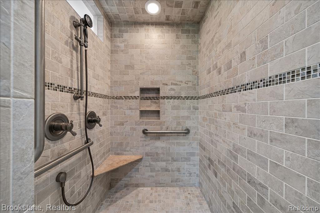2610 Vanel Court, West Bloomfield, MI 48324 — Photo 26