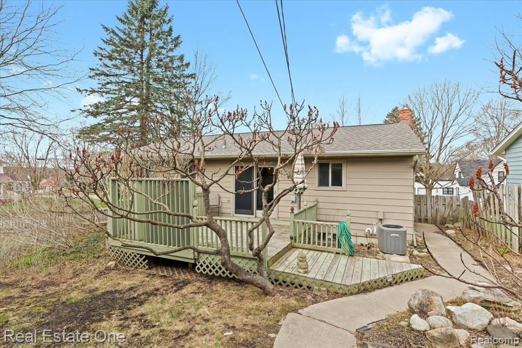 606 HICKORY Street, Milford, MI 48381 — Photo 21