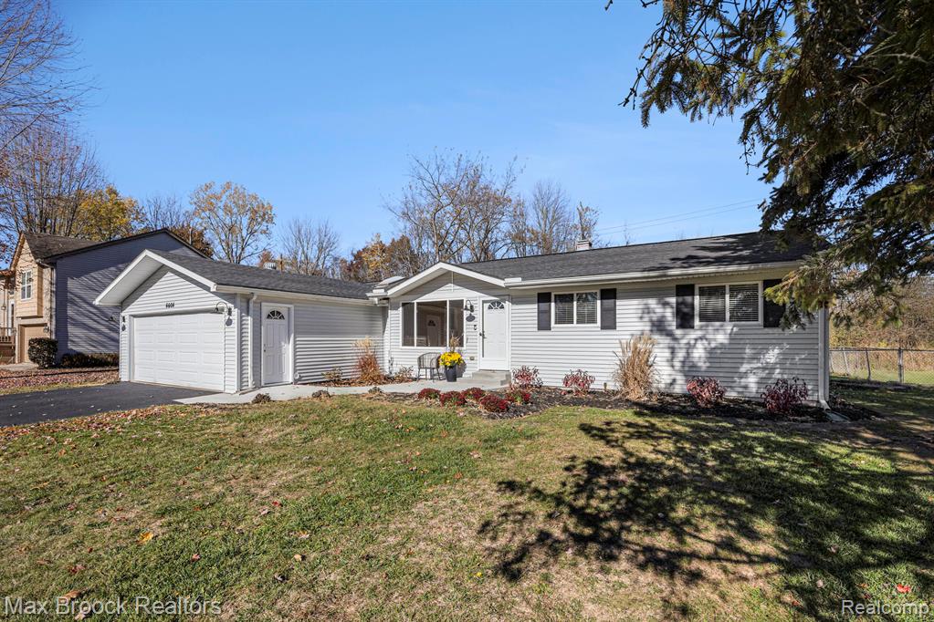 6604 Doyon Drive N, Waterford, MI 48327 — Photo 2