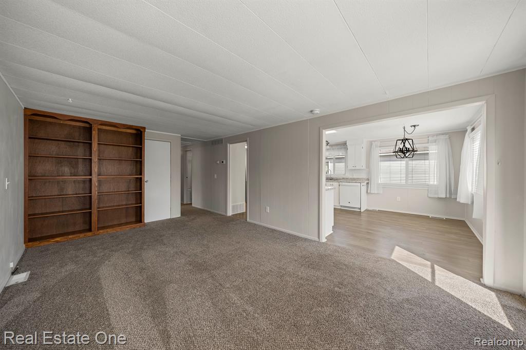 542 SNYDER Road, Highland, MI — Photo 4