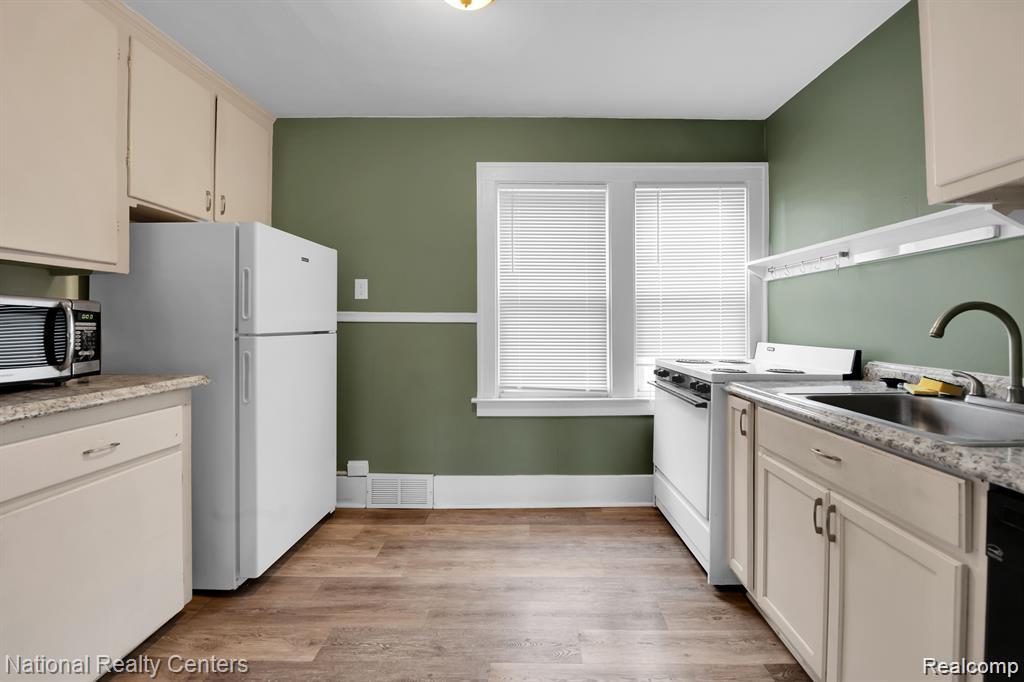 39 E Brockton Avenue, Madison Heights, MI 48071 — Photo 13