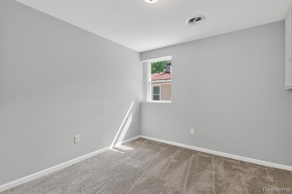 4841 Fenmore Avenue, Waterford, MI 48328 — Photo 24