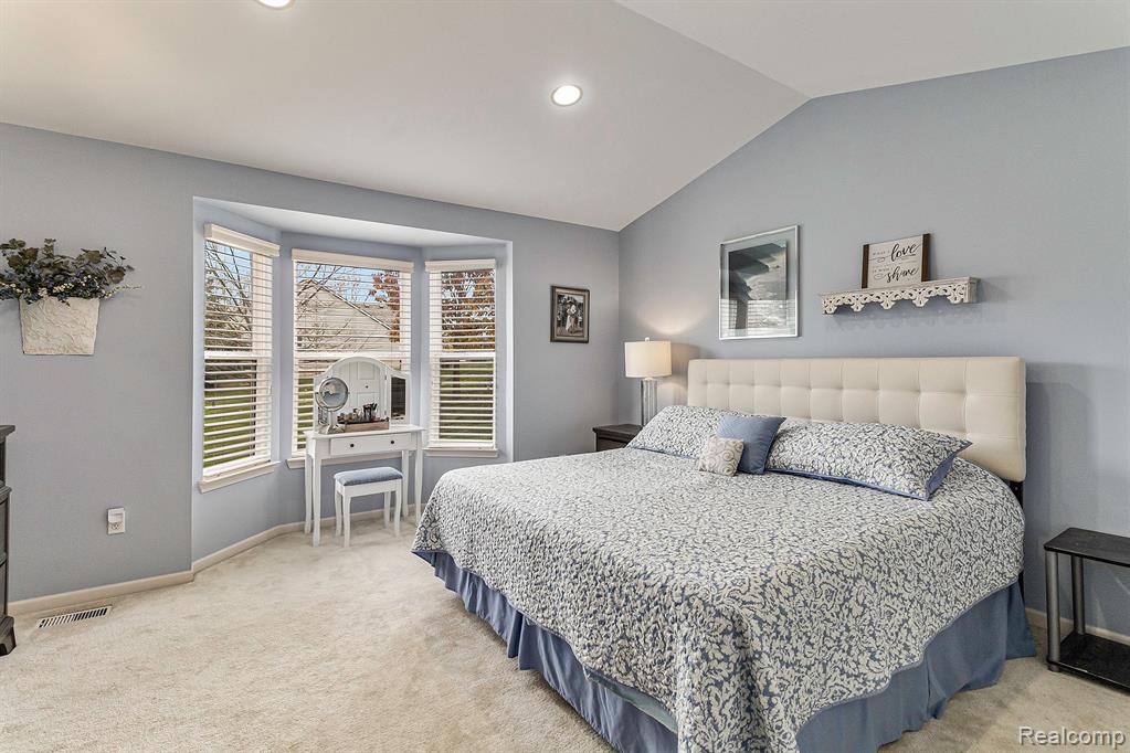 648 WOODHAVEN Drive, Commerce Twp, MI 48390 — Photo 18