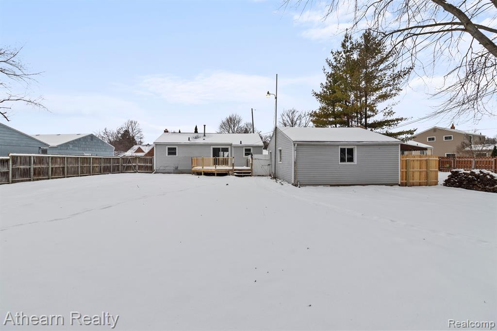 815 SOUTHWOOD Drive, Fenton, MI 48430 — Photo 4
