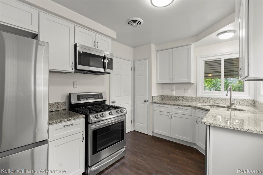 21701 Parklawn Street, Oak Park, MI 48237 — Photo 2