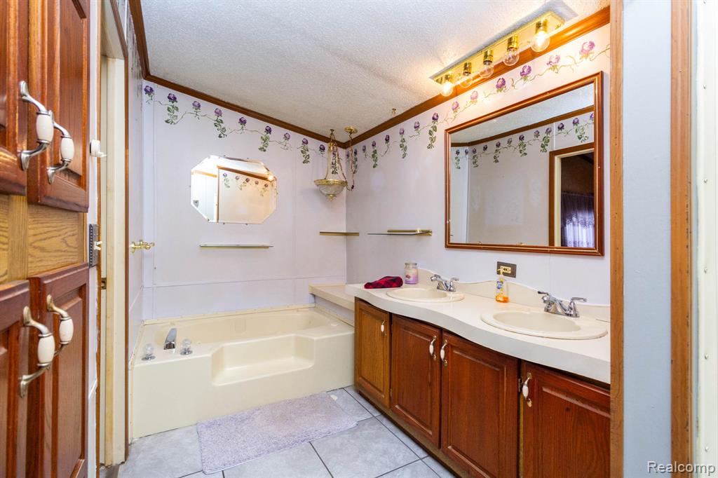 8200 Oakville Waltz Road, Belleville, MI 48111 — Photo 23