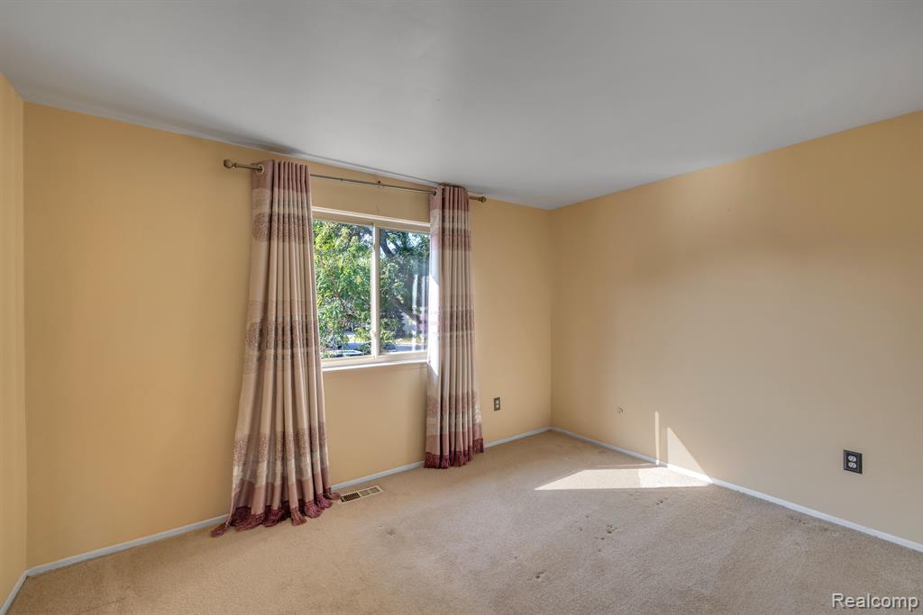 2952 ROUNDTREE Drive, Troy, MI 48083 — Photo 15