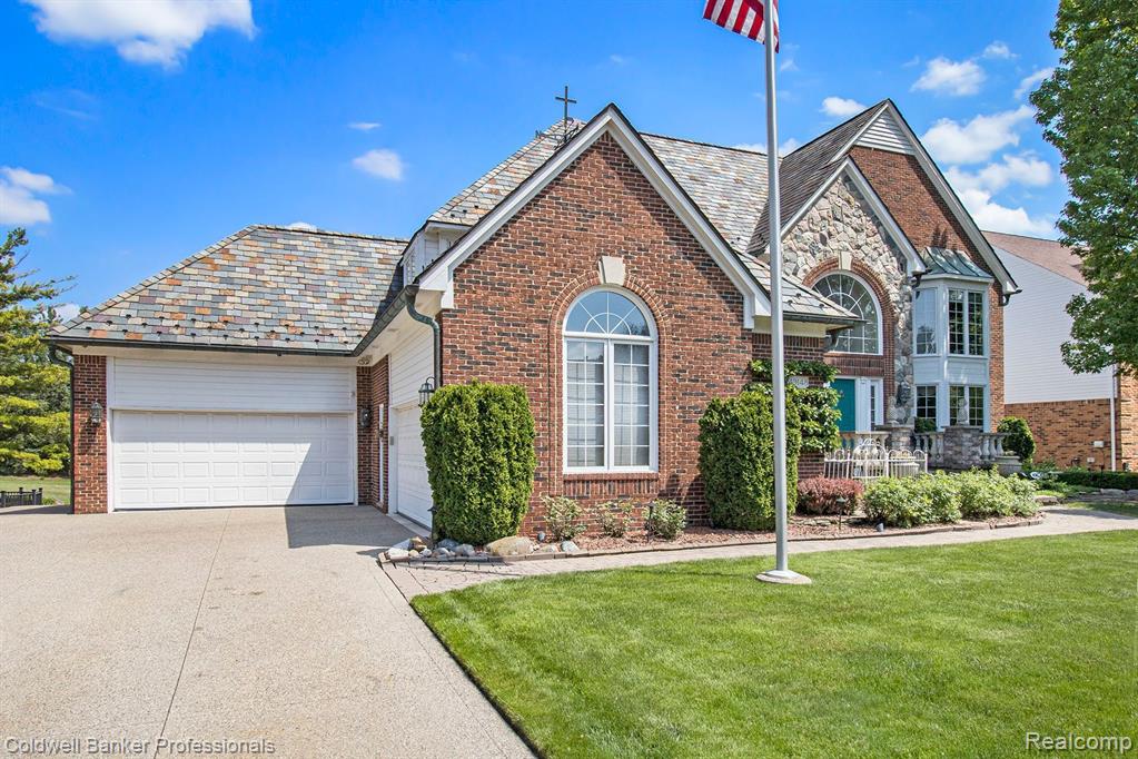49148 Driftwood Dr, Shelby Twp, MI 48317 — Photo 2