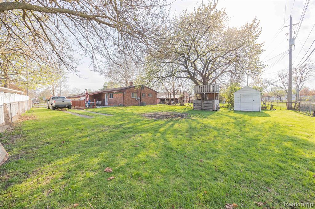 23300 N Brookside Drive, Dearborn Heights, MI 48125 — Photo 21