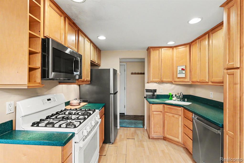 8532 Alwardt Drive, Sterling Heights, MI 48313 — Photo 9
