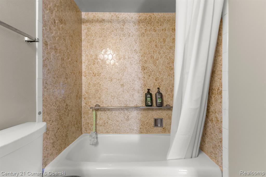 3060 LINDENWOOD Drive, Dearborn, MI 48120 — Photo 22
