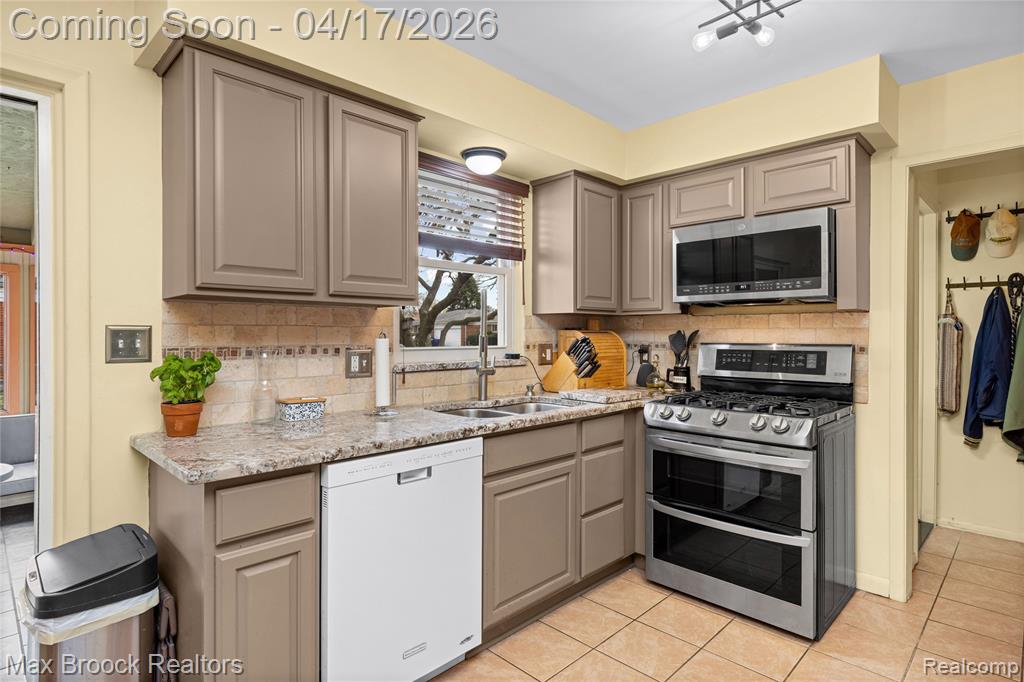 27916 Walker Avenue, Warren, MI 48092 — Photo 8