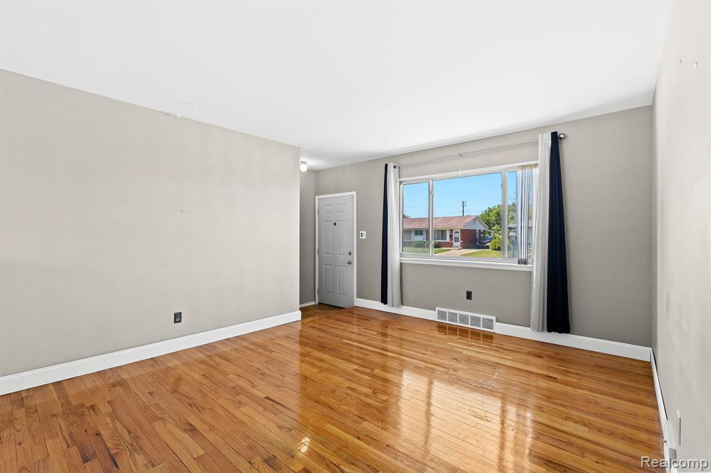 10563 N OAK Drive, Ferndale, MI 48220 — Photo 4