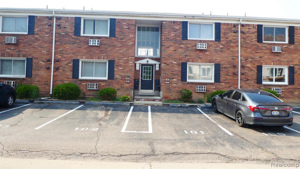 31831 Grand River Avenue, 99, Farmington, MI 48336