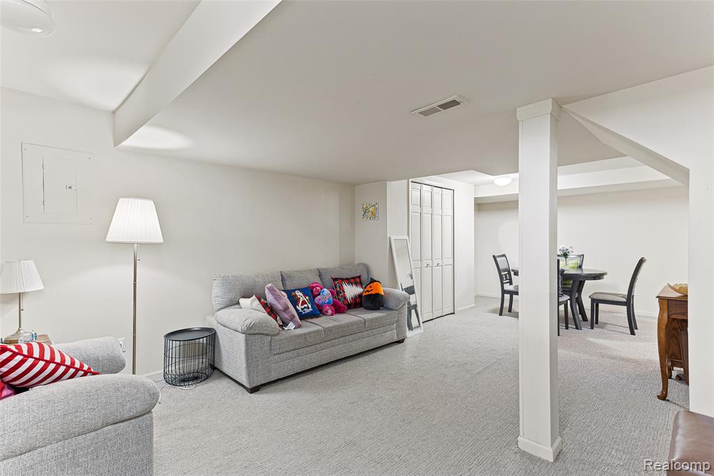1033 Calpernia, Wixom, MI — Photo 35