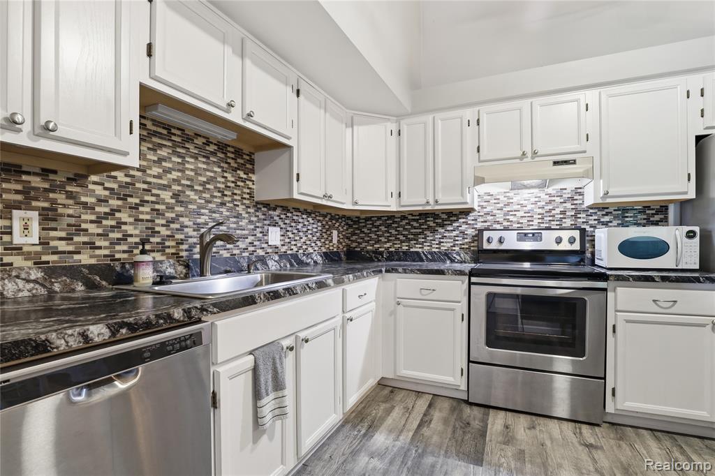 61212 Greenwood Drive, South Lyon, MI 48178 — Photo 13