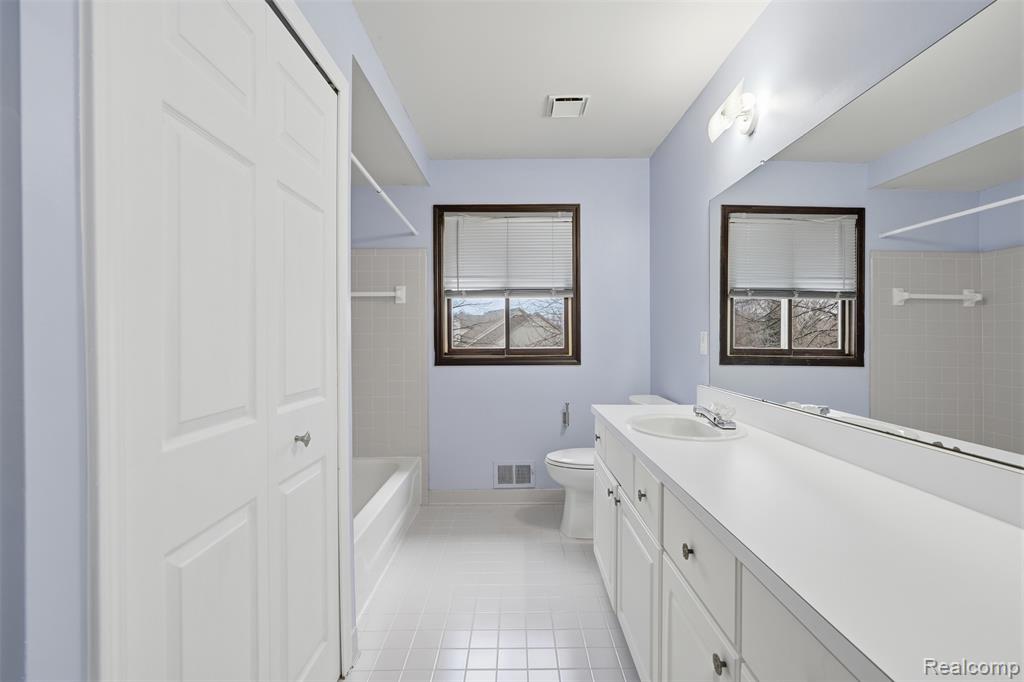 42739 Pond View Drive, Sterling Heights, MI 48314 — Photo 37