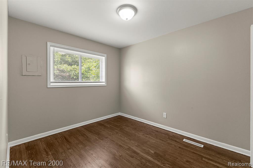 4652 Raymond Avenue, Dearborn Heights, MI 48125 — Photo 21