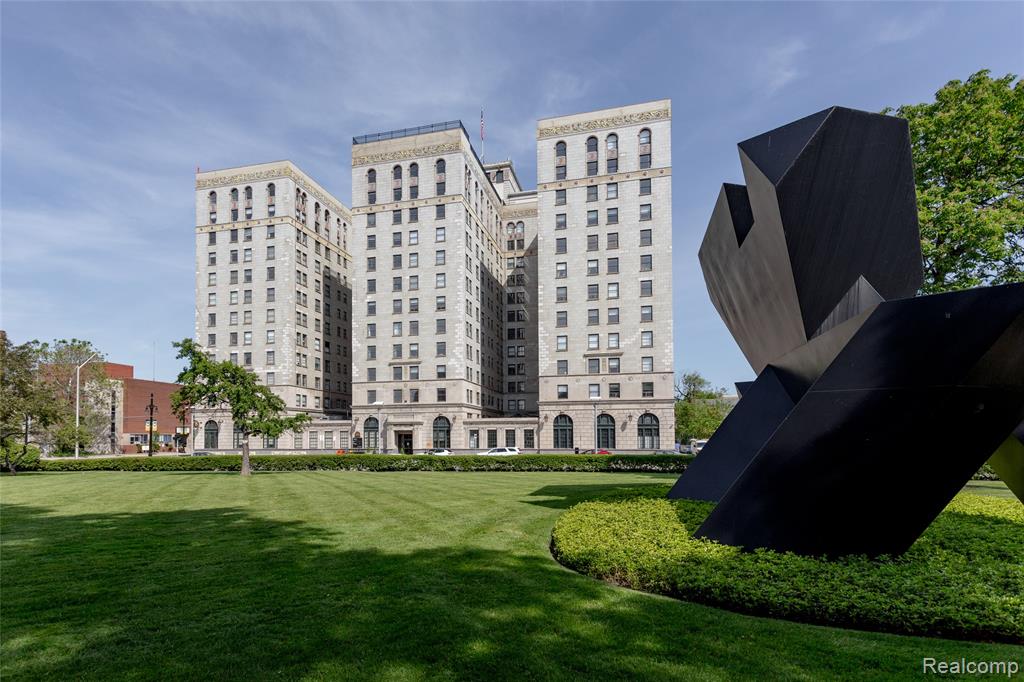 15 E Kirby, Detroit, MI 48202 — front exterior