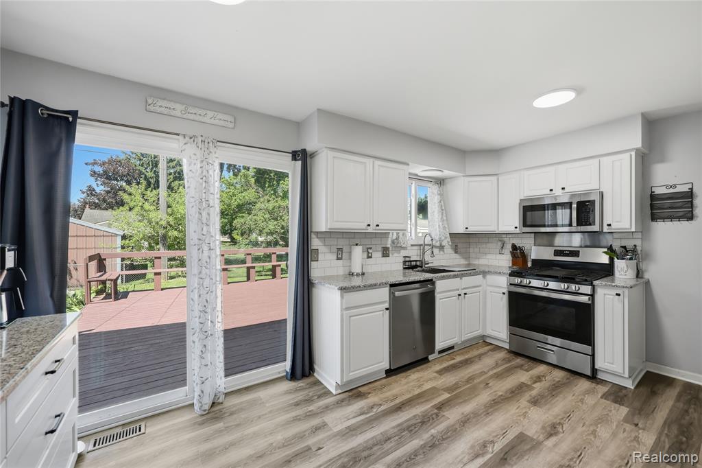 5069 Warmbriar Drive, White Lake, MI 48383 — Photo 13