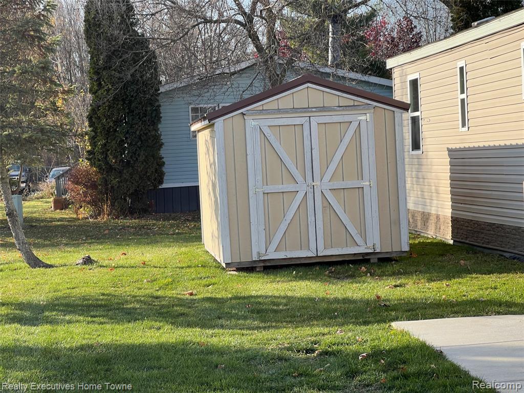 4101 Mapleview Court E, Brown, MI 48428 — Photo 5