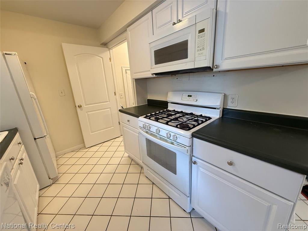 8981 Shannon Drive, Sterling Heights, MI 48314 — Photo 17