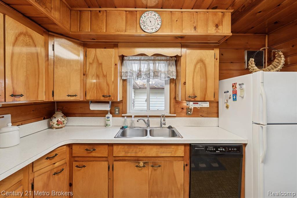 4466 S Center Road, Burton, MI 48519 — Photo 16