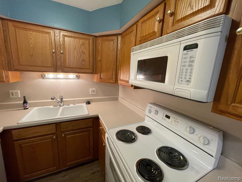 7599 MANOR CIR, Westland, MI — Photo 6