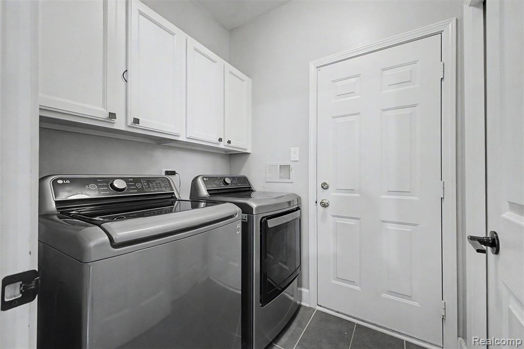8179 Creekside Drive, Westland, MI — Photo 30