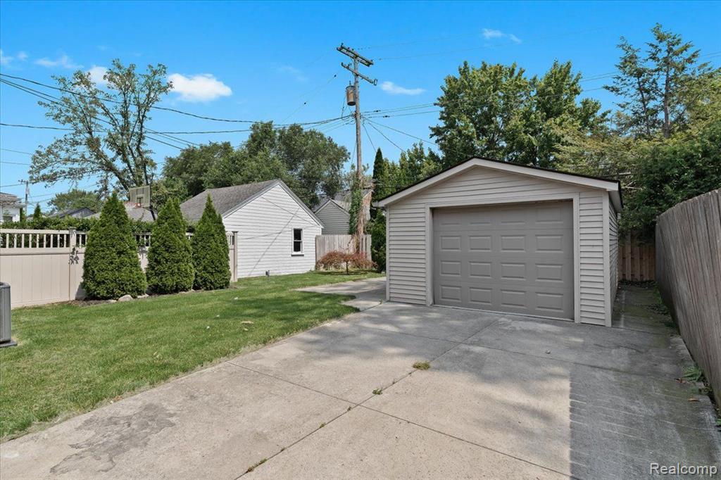 312 MCKINLEY Avenue, Grosse Pointe Farms, MI 48236 — Photo 35