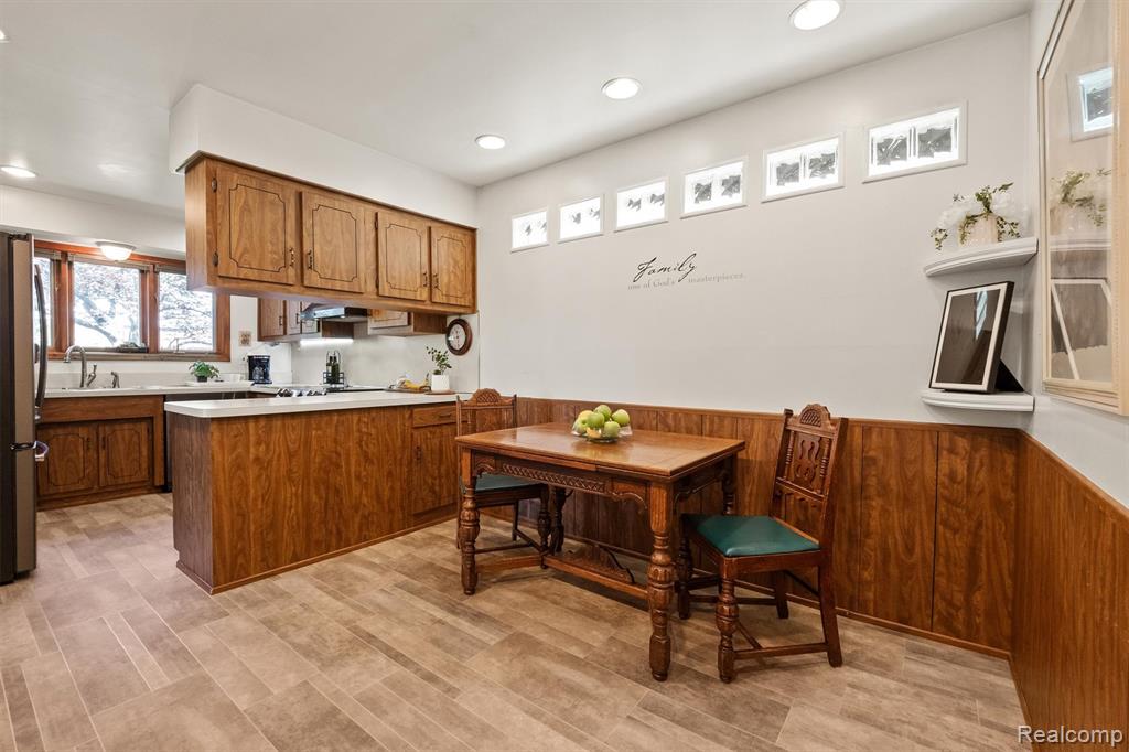 2366 Cumberland Drive, Troy, MI 48085 — Photo 10