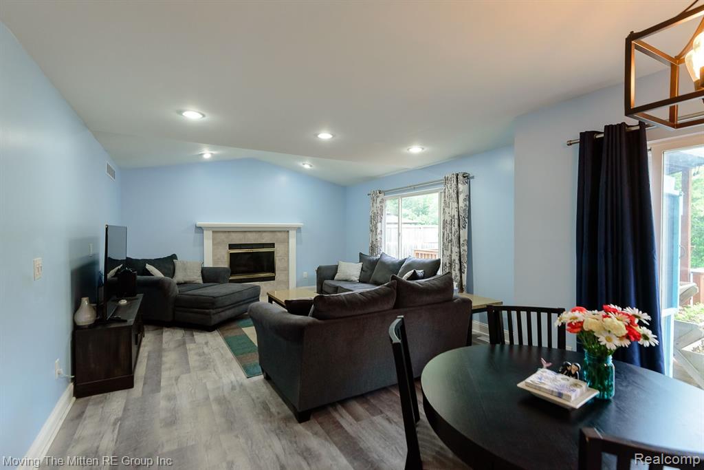 5861 MEADOWGREENE Drive, Waterford, MI 48327 — Photo 17