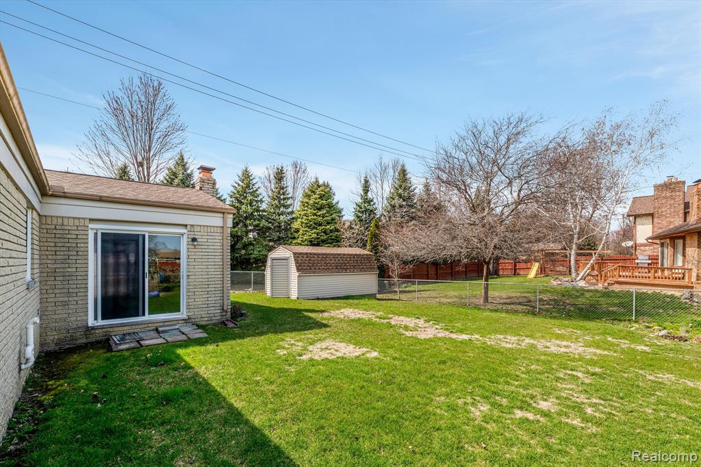 8625 BROUGHAM Drive, Sterling Heights, MI 48312 — Photo 24
