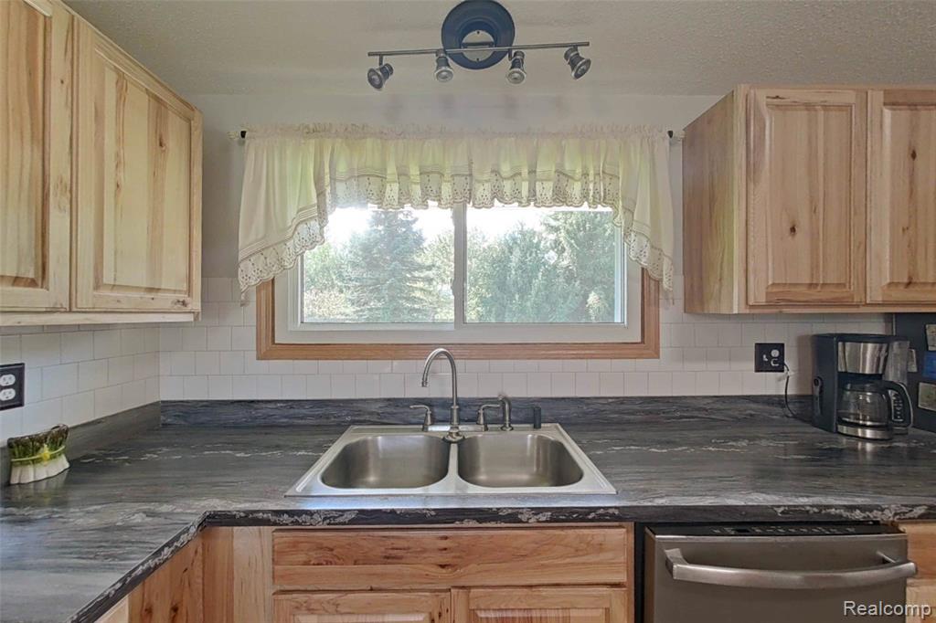 5920 CAMPBELL CORNERS Drive, Howell, MI 48855 — Photo 9