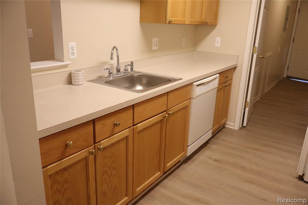 4580 BERKSHIRE Drive, Sterling Heights, MI 48314 — Photo 14