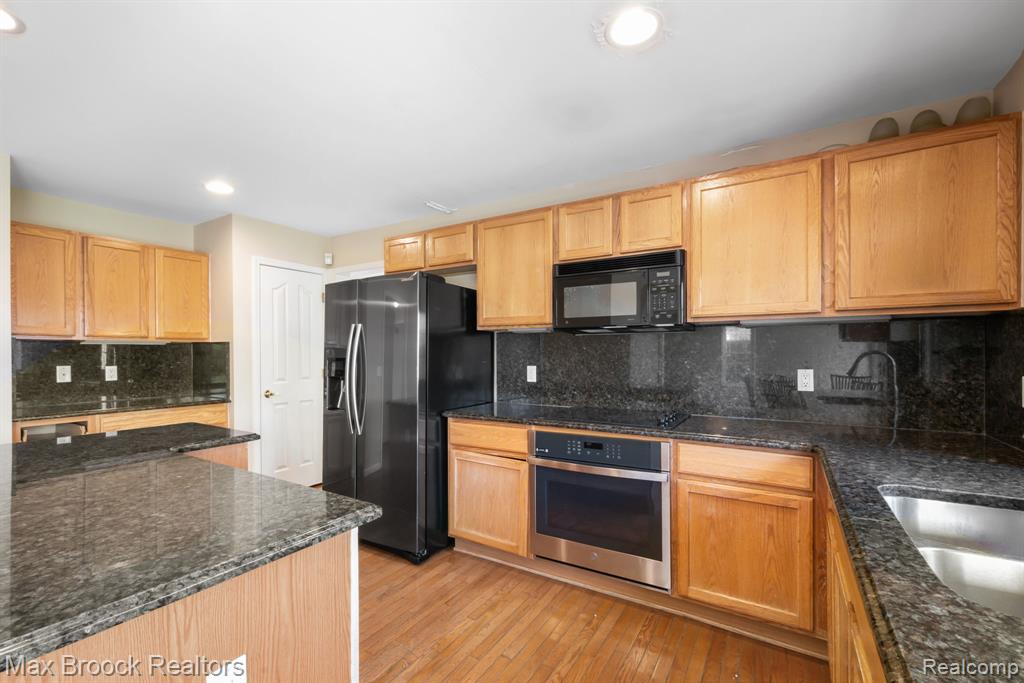 7657 Windgate Circle, West Bloomfield, MI 48323 — Photo 17