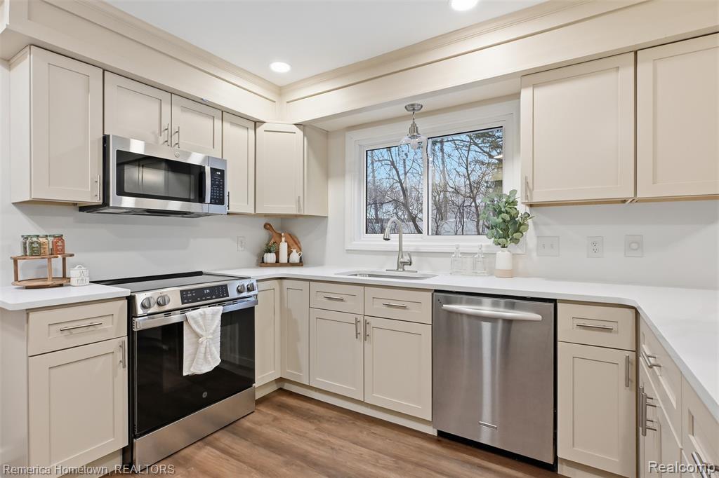9801 Tennyson Drive, Plymouth, MI 48170 — Photo 11
