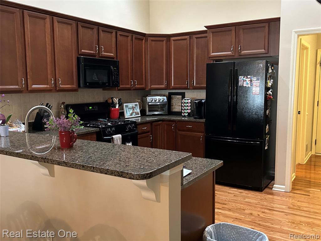748 KNOLLS LANDING Drive, Milford, MI 48381 — Photo 25