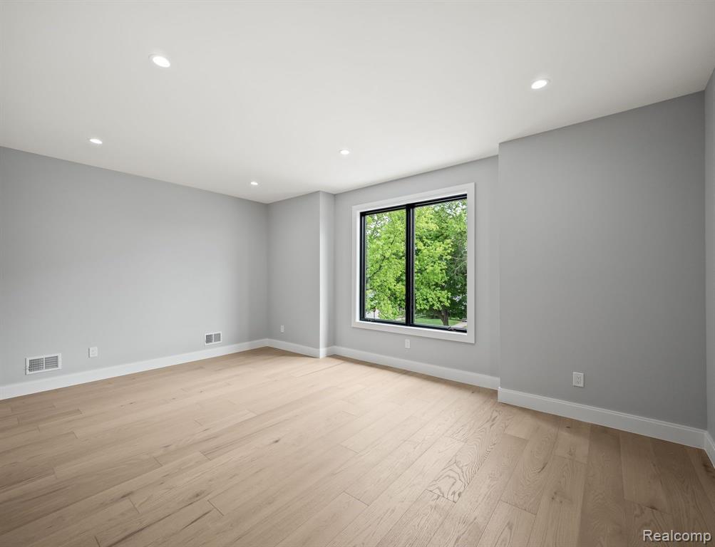 706 W HOUSTONIA Avenue, Royal Oak, MI 48073 — Photo 24