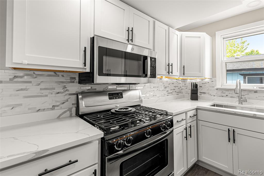 8329 Lenore Street, Dearborn Heights, MI 48127 — Photo 14