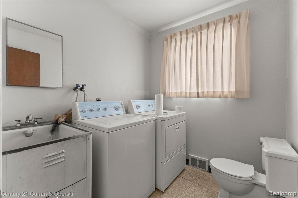 716 N CHARLESWORTH Street, Dearborn Heights, MI 48127 — Photo 19