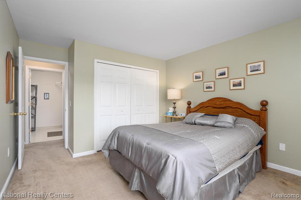 33907 PONDVIEW Circle, Livonia, MI 48152 — Photo 11