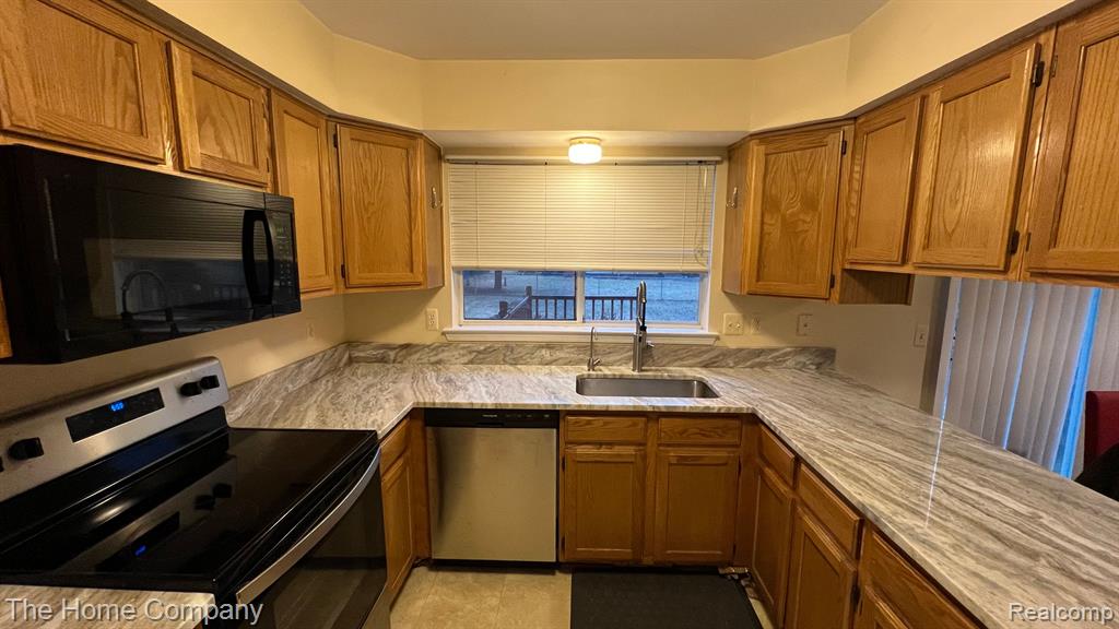 6868 Essex Court, Waterford, MI 48327 — Photo 11