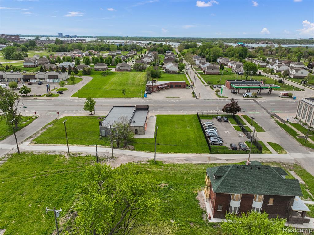 10829 E JEFFERSON Avenue, Detroit, MI 48214 — Photo 12
