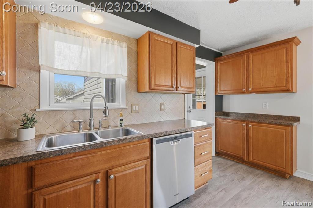 4008 Woodmere Drive, Waterford, MI 48329 — Photo 12
