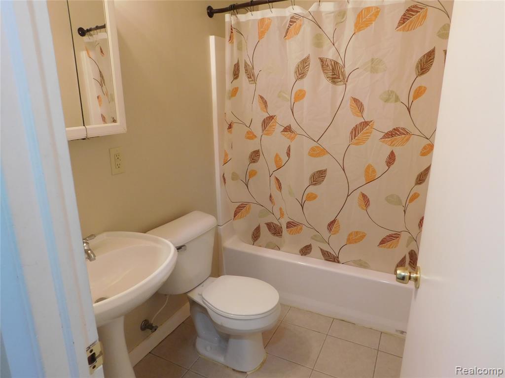 87 E DALLAS Avenue, Madison Heights, MI 48071 — Photo 10