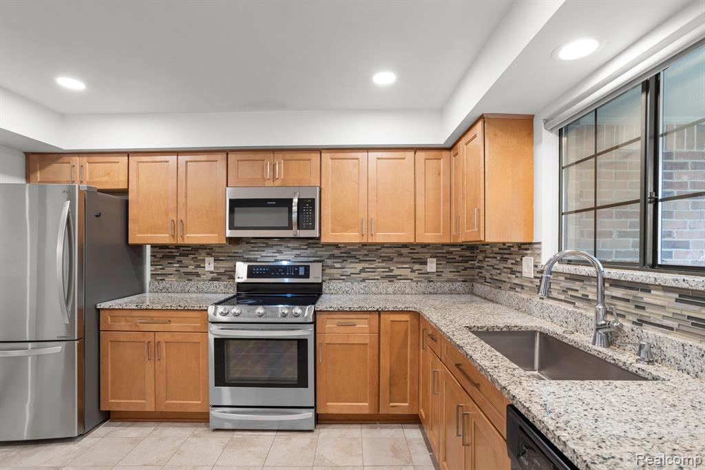 37161 DEER RUN Drive, Farmington Hills, MI 48331 — Photo 7