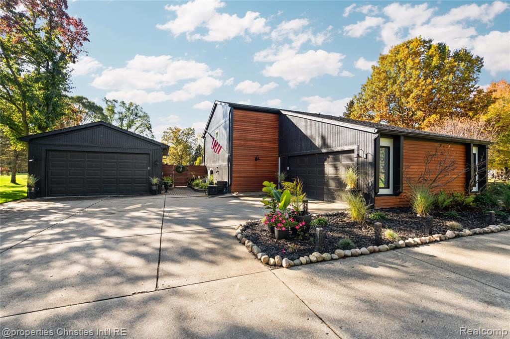 4301 Heatherwood Drive, Milford, MI 48381 — Photo 2