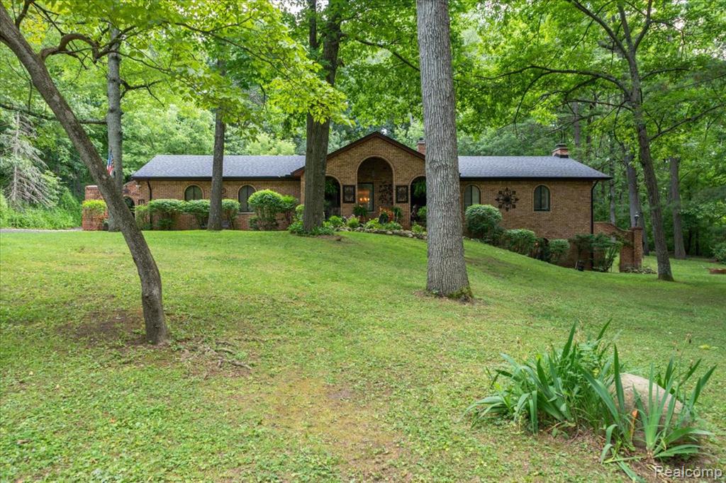 1600 Moffat, Leonard, MI 48367