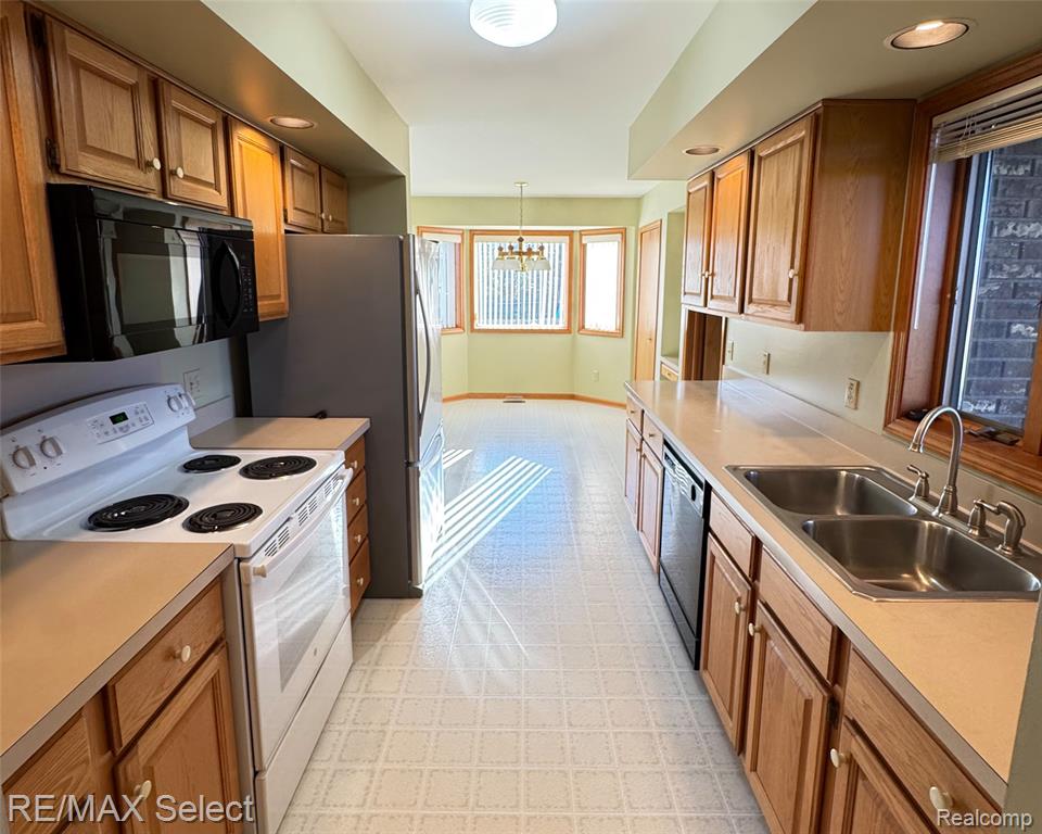 6011 Oak Creek Drive, Swartz Creek, MI 48473 — Photo 4